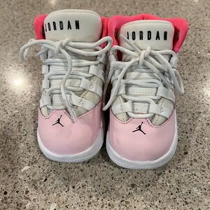 Girls NIKE JORDAN MAX AURA PINK/WHITE AQ9251-601 GIRLS
YOUTH TODDLER SIZE 5C